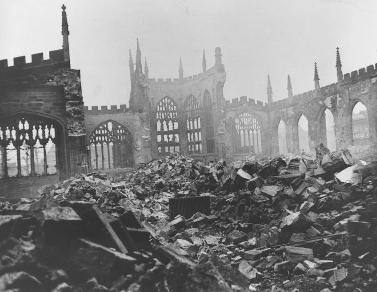 515 deutsche Kampfflugzeuge bombardieren die englische Stadt Coventry. Insgesamt wirft die deutsche Luftwaffe 500 Tonnen Sprengbomben, 50 Luftminen und 36.000 Brandbomben über der Stadt ab. Ziel sind Fabriken und industrielle Anlagen. Getroffen werden auch Wohngebiete. Die Kathedrale wird in Brand geschossen und zerstört. 568 Menschen kommen ums Leben, tausend werden verletzt. 60'000 Häuser werden beschädigt. Dreiviertel der Industrieanlagen liegen in Trümmern. Das Bild zeigt die zerstörte Kathedrale. 