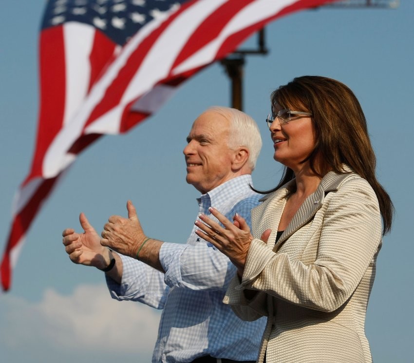 Wahlkampf 2008. Dass McCain mit Sarah Palin als Kandidatin für die Vizepräsidentschaft antrat, hat ihm viele Stimmen gekostet. Palin ist eine Vertreterin der Tea Party. McCain bereute später die Nomination Palins.
