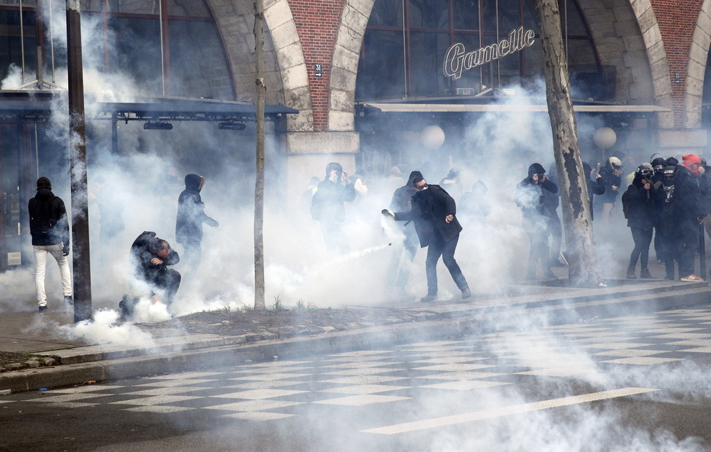 Frankreich Riots Renten 11. 1. korrekt

Trotz Zugeständnissen der Regierung gehen in Frankreich die gewaltsamen Proteste weiter. In Paris kam es am Samstag erneut zu Ausschreitungen: Schaufensterscheiben wurden eingeschlagen und Geschäfte geplündert. Die Polizei setzte Tränengas ein. Auch in anderen Städten gingen die Protestaktionen weiter. Die Demonstranten wehren sich gegen die geplante Rentenreform. Die Regierung hatte am Freitag erklärt, sie würde vorerst auf den umstrittensten Punkt der Reform verz…