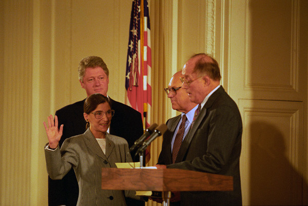 Am 10. August 1993 war Ruth Bader Ginsburg in Anwesenheit von Präsident Bill Clinton als Richterin am Supreme Court vereidigt worden. (Foto: PD)