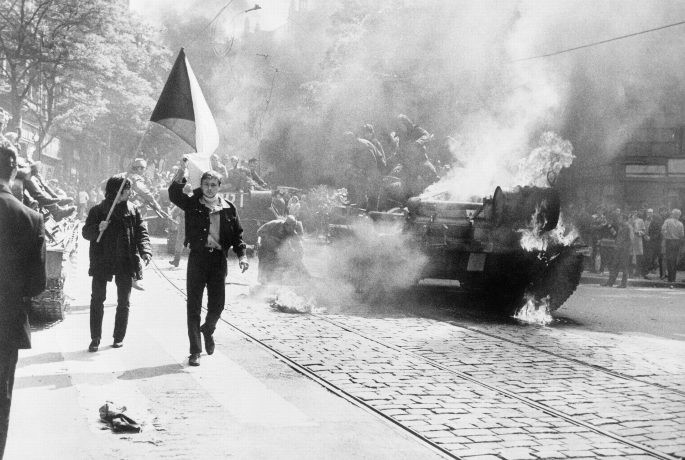 21. August 1968: Niederschlagung des Prager Frühlings. In der Nacht vom 20. zum 21. August marschiert eine halbe Million Soldaten der Sowjetunion, Polens, Ungarns und Bulgariens in der Tschechoslowakei ein. Es ist die grösste Militäroperation in Europa seit dem Zweiten Weltkrieg. Nicolae Ceaușescus Rumänien sowie Albanien und die DDR beteiligen sich nicht an der Invasion. 98 Tschechen und Slowaken sterben, ebenso 50 Soldaten der Invasionstruppen. Drei Tage nach dem Einmarsch wurde das „Moskauer Protokoll“ …