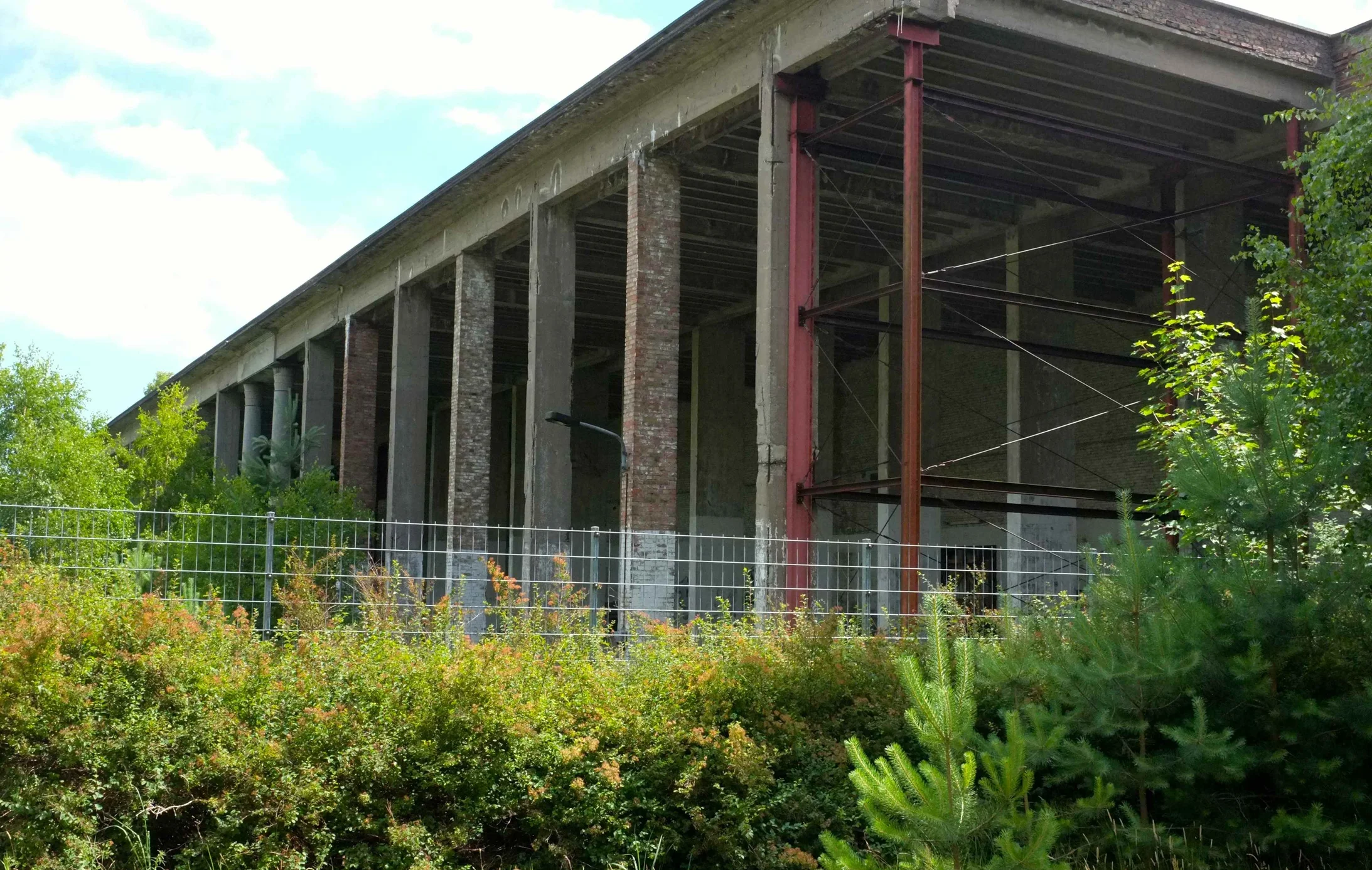 KdF-Anlage Prora, Säulengang vor der Empfangshalle (Foto: Journal 21)