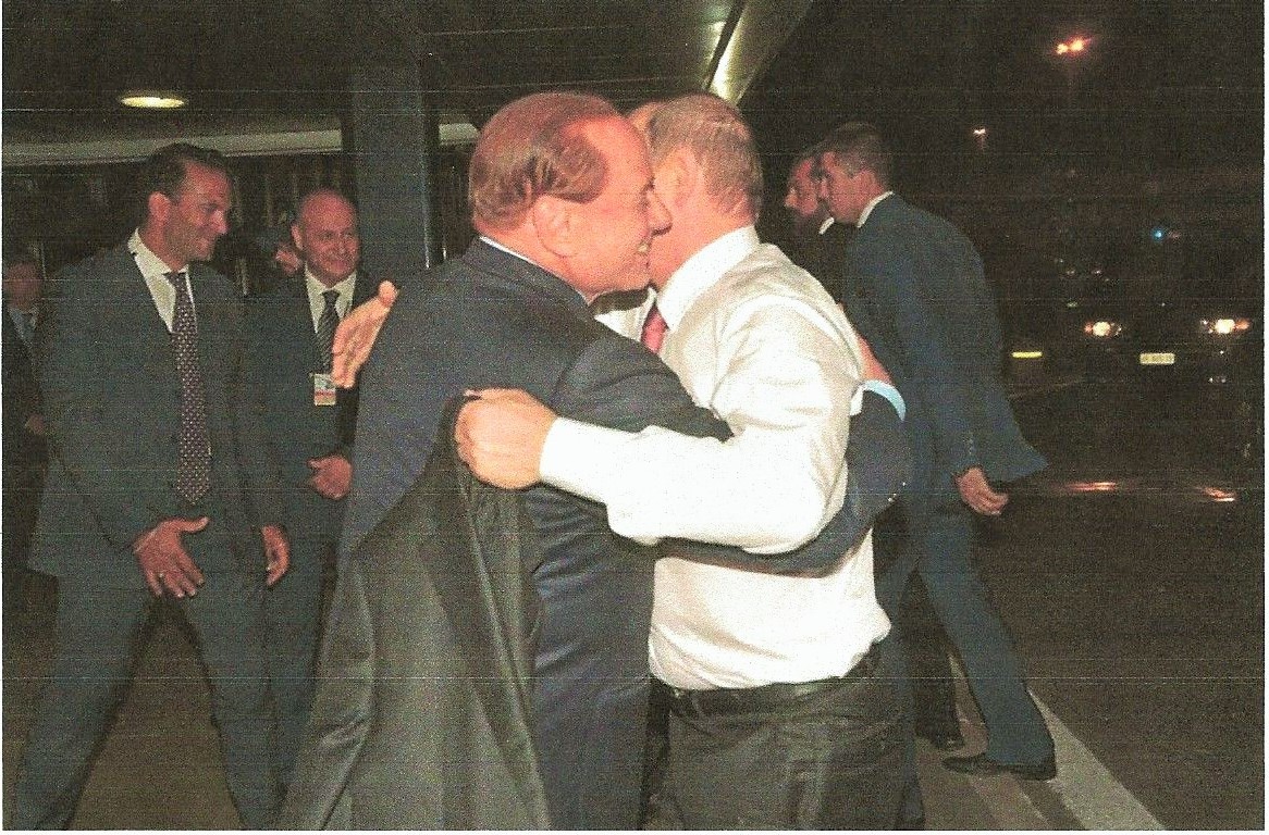 Berrlusconi trifft Putin vor seiner Abreise auf dem Römer Flughafen Fiumicino. Das Gespräch der beiden dauert fast eine Stunde. Berlusconi und Putin sind seit 14 Jahren befreundet. 
