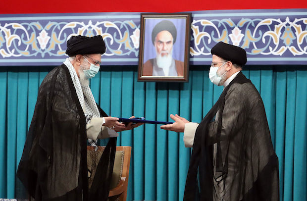 Am 3. August wurde Ebrahim Raissi (re.) vom Staatsoberhaupt Ali Chamenei offiziell als Irans neuer Präsident bestätigt.