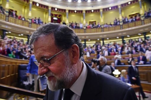 Der gestürzte Mariano Rajoy amtete sieben Jahre lan Er stürzte letzlich über einen Korruptionsskandal in seiner konservtiven PP-Partei. Vorgeworfen wurde ihm und seiner bissigen Stellvertreterin Soraya Sáenz de Santamaría auch die harte, unbeugsame Haltung im Katalonienkonflikt. In Meinungsumfragen sprachen sich 80 Prozent der Spanierinnen und Spanier gegen Rajoy aus. Bis zum Schluss weigerte er sich zurückzutreten. Die Neue Zürcher Zeitung nannte den 63-Jährigen den „Mann mit dem Charme einer Schildkröte“.