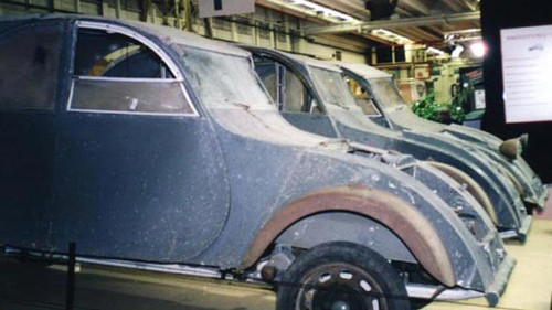 6. Februar 1998: Am Rétromobile-Salon in Paris werden drei Prototypen des 2CV aus dem Jahr 1939 ausgestellt.  Foto © Citroën 
