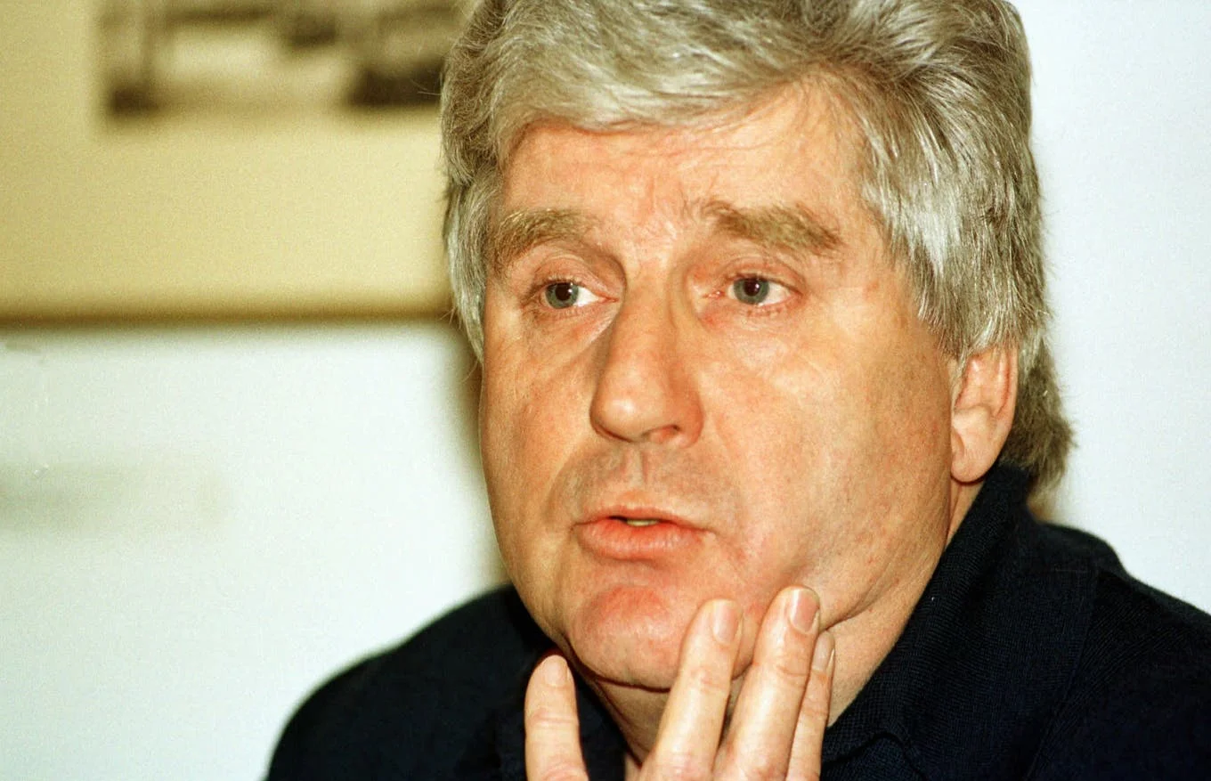 Der Waadtländer Filmregisseur stirbt im Alter von 77 Jahren. Der in Vevey geborene Reusser verfilmte unter anderem mehrere Romane des Waadtländer Schriftstellers Charles-Ferdinand Ramuz. Zu seinen bekanntesten Werken gehört „Derborence“ (1984), dessen Rahmenereignis der Felssturz vom September 1714 ist, und für das er 1985 den César erhielt. Für le „Grand Soir“ erhielt er 1976 den Goldenen Leoparden von Locarno. Reusser arbeitete lange für das Westschweizer Fernsehen und war in einer maoistischen Gruppe ak…