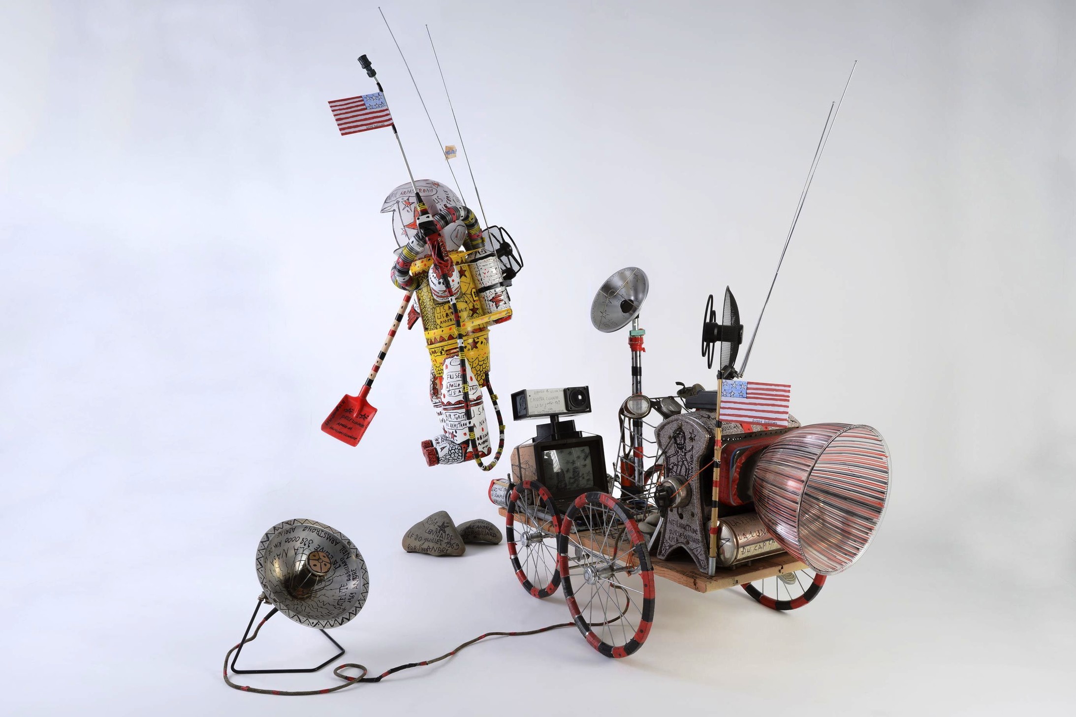 André Robillard: Neil Armstrong mit Mondfahrzeug und -gestein, 2012 – 2013, Assemblage, 140 x 61 x 51 cm, Sammlung Frédéric Lux. Foto: Mirjam Wanner