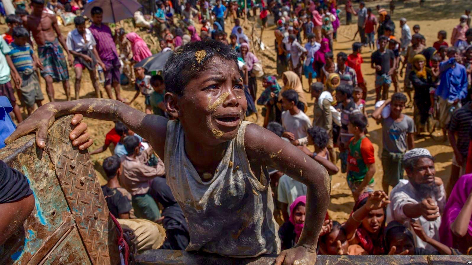 A Rohingya Muslim boy, who crossed over from Myanmar into Bangladesh, pleads with aid workers to give him a bag of rice near Balukhali refugee camp, Bangladesh, Thursday, Sept. 21, 2017. (Foto: AP/Dar Yasin)