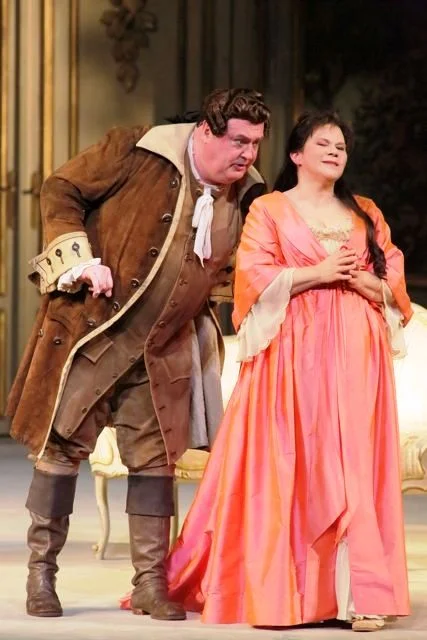 Baron Ochs auf Lerchenau (Peter Rose) & Feldmarschallin. Bild: Bayerische Staatsoper ©W.Hösl.
 

