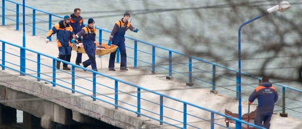 Kurz nach dem Start in Sotschi stürzt eine Tupolev Tu-154 mit 92 Menschen ins Schwarze Meer. Überlebende gibt es keine. An Bord befanden sich 65 Musiker des „Alexandrow-Armeechors“. Sie hätten den in der syrischen Provinz Latakia stationierten russischen Soldaten ein Neujahrskonzert bieten wollen. Zu den Passagieren gehörte auch Dr. Yelizaveta Glinka, Leiterin eines Hilfswerks, genannt Doktor Liza. Die Maschine war vollgepackt mit medizinischem Material, das für Syrien bestimmt war. 
