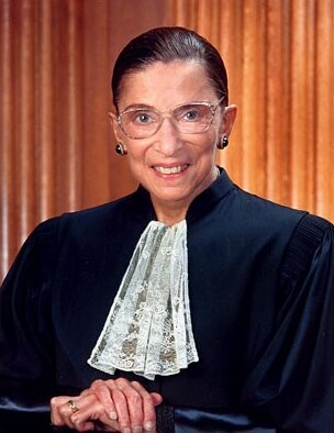 Offizielles Bild von Ruth Bader Ginsburg, aufgenommen im März 2006 (Foto: Supreme Court of the United States)