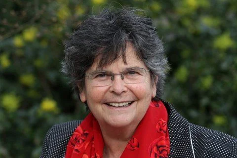 Dreifuss (SP/GE) amtet von 1993 - 2000 als Bundesrätin. Gewählt wird sie nach der Nicht-Wahl von Christiane Brunner und dem Verzicht von Francis Mattey. Sie steht dem Departement des Innern vor. Am 9. Dezember 1998 wird sie von der Vereinigten Bundesversammlung mit 158 Stimmen zur ersten Bundespräsidentin der Schweiz gewählt. (Foto: Keystone)