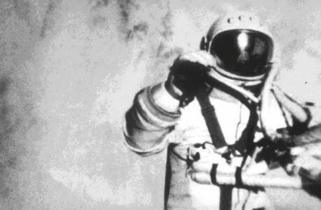 Zum ersten Mal verlässt ein Mensch ein Raumschiff und schwebt frei im All. Der sowjetische Kosmonaut Alexei Archipowitsch Leonow startete am 18. März 1965 zusammen mit Pawel Beljajew an Bord der Woschod 2. In der Erdumlaufbahn verlässt Leonow das Raumschiff und schwebt zwölf Minuten im Weltraum – verbunden mit einer 4,5 Meter langen Sicherheitsleine. 
