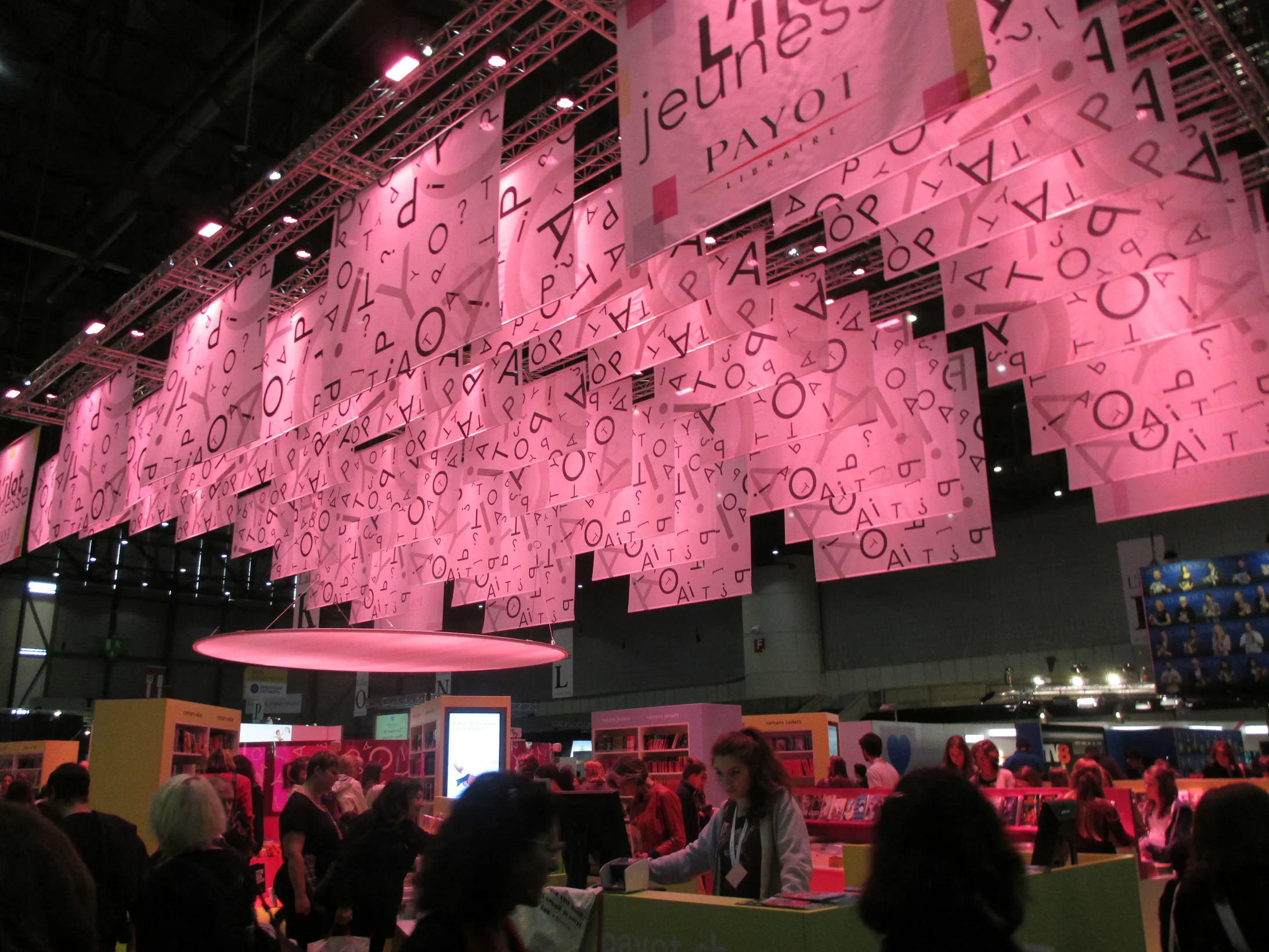 „L’ÎIot Jeunesse“: eine attraktive Insel des Buches für Jugend und Erwachsene. Bild: André Pfenninger