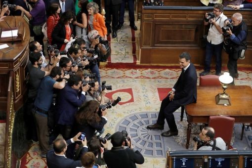 Der spanische Sozialistenchef Pedro Sánchez stellt sich im Parlament den Fotografen. Eben hat er den konservativen Ministerpräsidenten Mariano Rajoy gestürzt. (Foto: Keystone/AP/Pool/Emilio Najanjo)