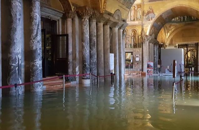 In der San Marco-Kirche in Venedig steht das Wasser einen halben Meter tief.