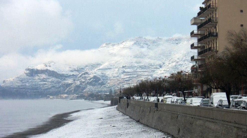 Seit 25 Jahren hat es im südlichen Italien nie mehr so heftig geschneit. Das Bild stammt aus Sante Teresa di Riva bei Messina auf Sizilien. Die Schneefälle verursachten im ganzen Land zum Teil chaotische Zustände. (Foto: snlr)