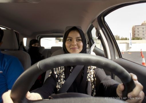 Fahrschule für Frauen in Saudi-Arabien. Gemäss einem königlichen Dekret ist Frauen das Autofahren nun auch in Saudi-Arabien erlaubt. Im Bild eine Fahrschülerin auf dem Gelände der Universität Effat in Jiddah, bei der nur Frauen zugelassen werden. Auch Sportanlässe sollen jetzt Frauen besuchen dürfen, allerdings nur in Begleitung von Männern. (Foto: Keystone/AP/Amr Nabil)
