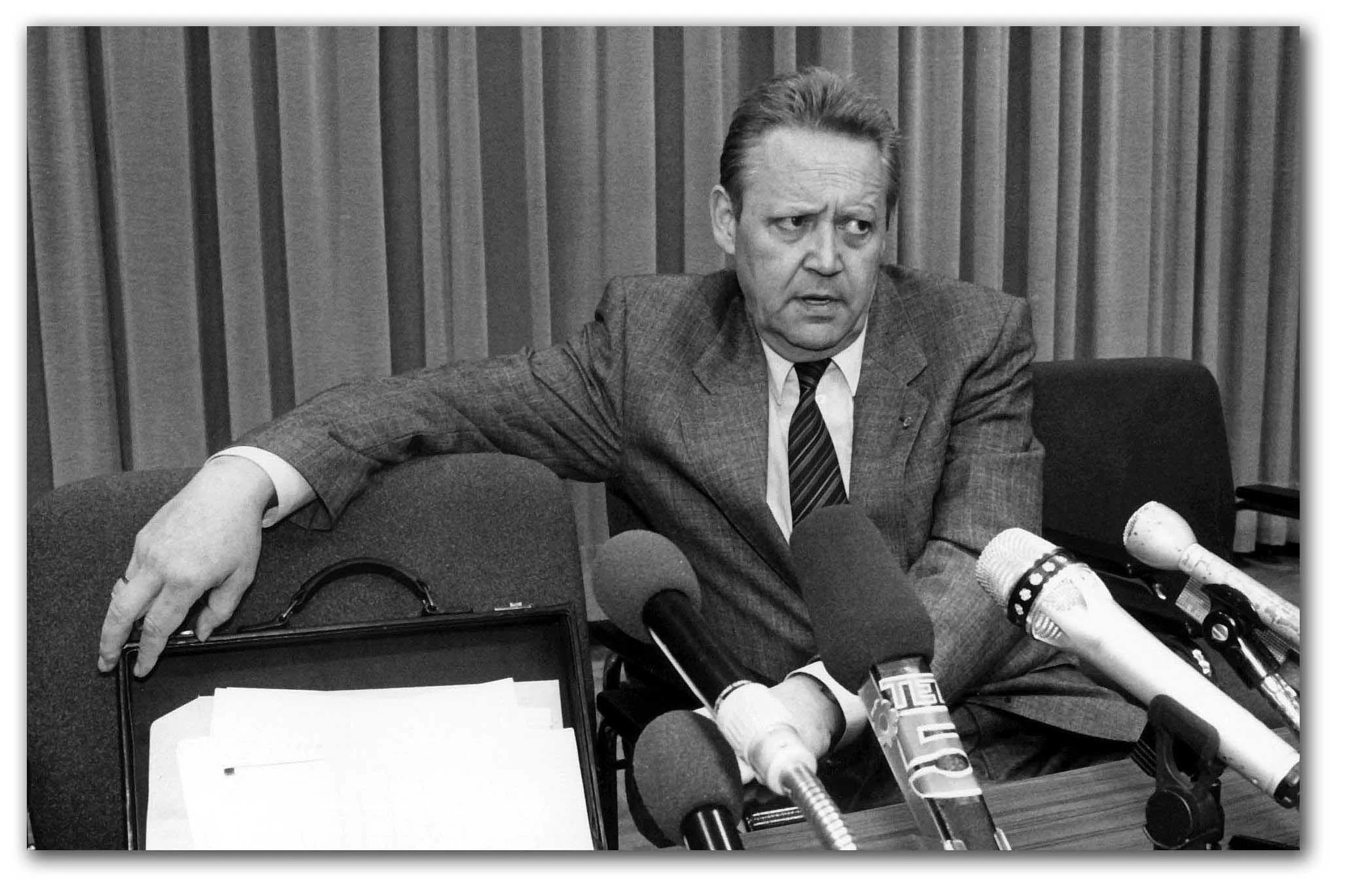 Schabowksi, SED-Politiker, Mitglied des Politbüros, verliest am 9. November auf einer Pressekonferenz eine vom Radio übertragene neue, grosszügigere Reiseregelung für DDR-Bürger. Auf die Frage eines Journalisten sagt er, seines Wissens trete die Regelung "sofort, unverzüglich" in Kraft. Folge ist ein sofortiger Massenansturm an der Grenze nach West-Berlin. Wenige Stunden nachher öffnen die völlig überforderten Grenzbeamten die Mauer.