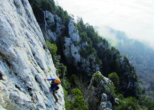 Daniel Silbernagel in der Solothurner Balmflu (Copyright: topoverlag.ch)
