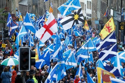 200’000 Schottinnen und Schotten demonstrieren in Edinburgh für die Unabhängigkeit Schottlands. Der Marsch findet unter der Losung „All Under One Banner“ statt. Die Schotten hatten gegen den Brexit gestimmt. (Foto: EPA/Robert Perry)