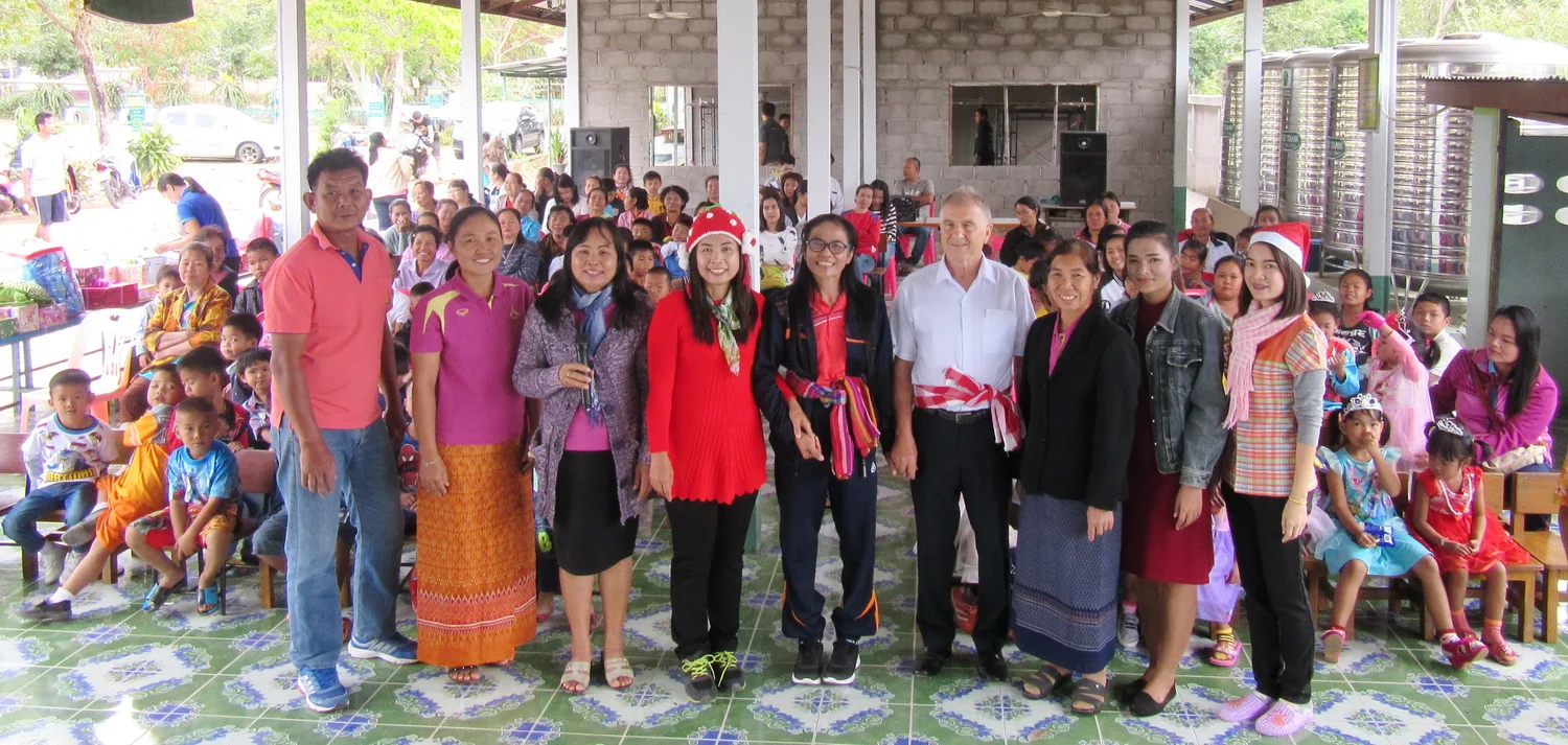Leherinnen, Eltern, Schüler. Links dem Anton Moos seine Frau Meeporn