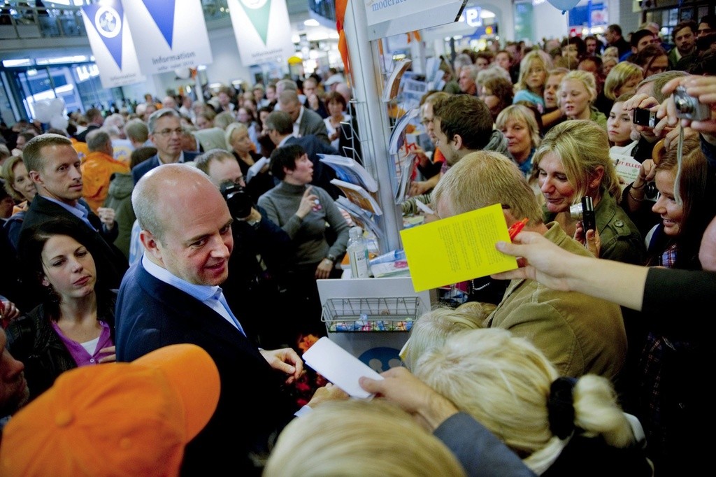 Ministerpräsident Fredrik Reinfeldt und seine Mitte-rechts-Regierung hat die Mehrheit im Parlament gewonnen. Erstmals ziehen die rechtspopulistischen "Schweden Demokraten" ins Parlament ein. (Foto: Keystone/EPA/Adam Ihse)