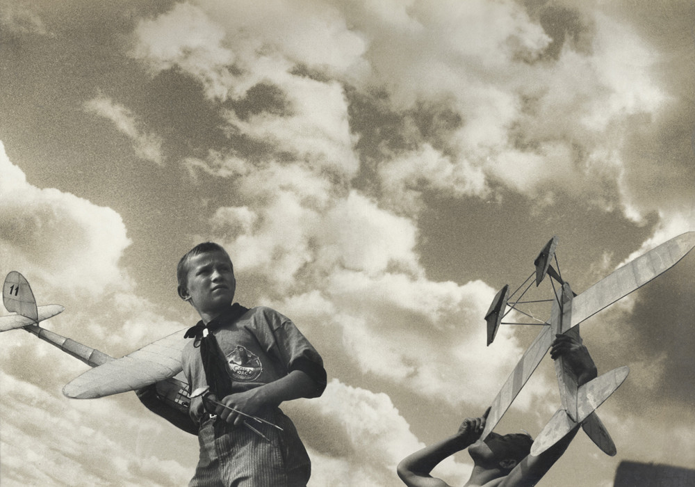 Junge Segelflieger. Diese Fotomontage für eine Doppelseite der Zeitschrift "SSSR na stroike" (Die UdSSR im Bau) 1933 erarbeitete Rodtschenko zusammen mit seiner Lebenspartnerin Warwara Stepanowa