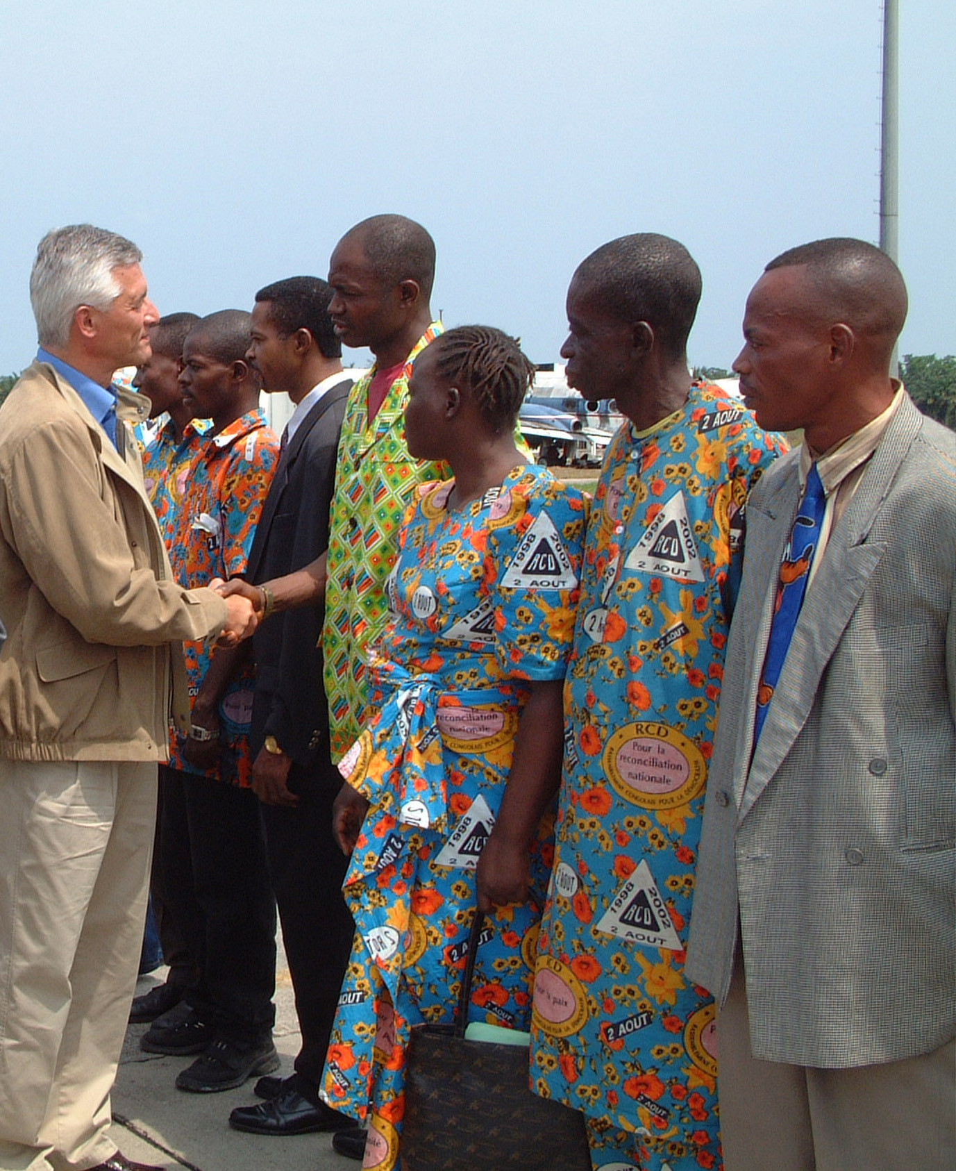 Sergio de Mello, im Jahr 2003 mit Rebellenchefs in Kisangani in der Demokratischen Republik Kongo (Foto: Annick Stevenson)