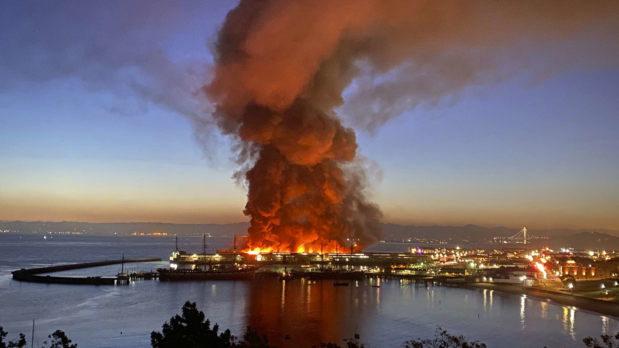 Ein historisches Lagerhaus im Hafen von San Francisco steht lichterloh in Flammen. Die Rauchsäule ist kilometerweit zu sehen. Die Flammen schiessen bis zu 30 Meter in den Himmel. Möglicherweise wurde der Brand von Obdachlosen verursacht, die im Lagerhaus auf offenem Feuer kochten. Das Pier 45 ist berühmt, weil dort das Militärfrachtschiff Jeremiah O’Brian aus dem Zweiten Weltkrieg liegt. Das Schiff blieb unbeschädigt. 
(Foto: AP/Dan Whaley)