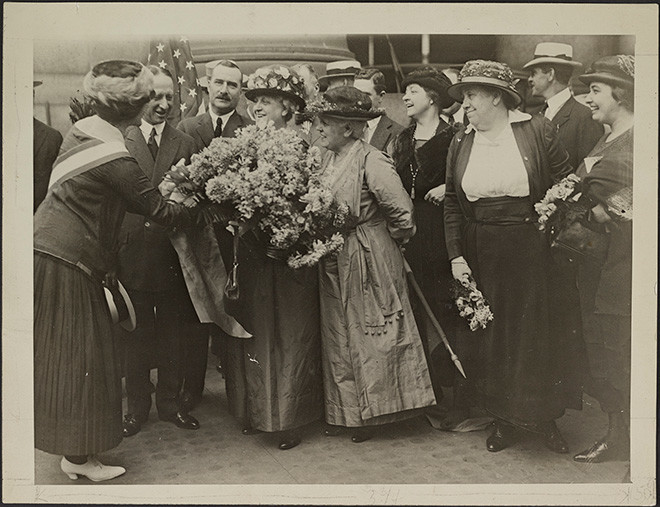 Nach dem Sieg: Die einflussreiche Frauenrechtlerin Cariie Chapmann Catt (mit Blumen) wird in New York stürmisch empfangen. Zuvor dankte sie in Washington Präsidenten Wilson für seinen Einsatz für die Rechte der Frau.