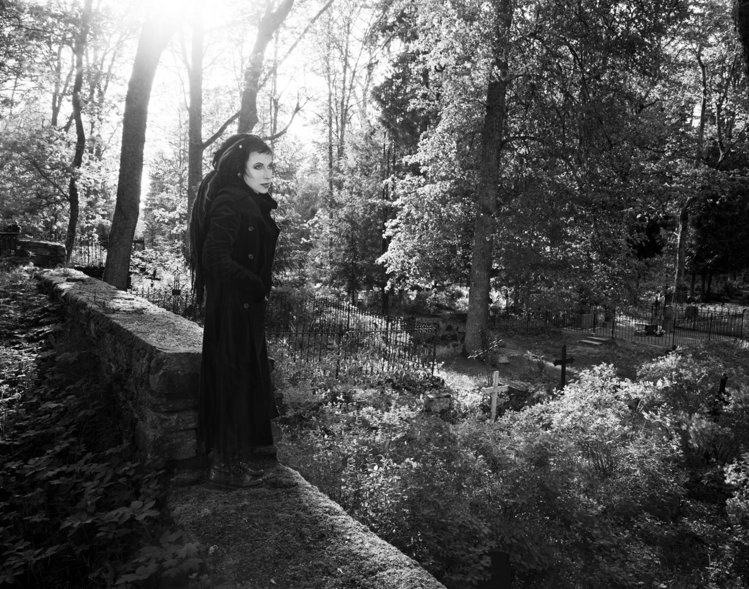Sofi Oksanen auf dem Friedhof von Kullamaa in Estland – © Tobias Wenzel und Knesebeck Verlag