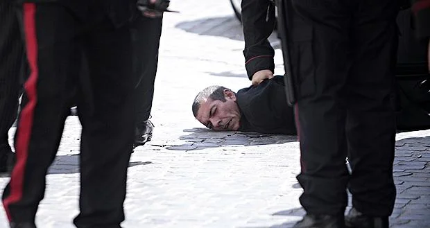 Luigi P., ein 46-jähriger Kalabrese, gibt während der Verteidigungszeremonie vor dem Regierungssitz sieben oder acht Schüsse ab und verletzt zwei Polizisten und eine schwangere Frau. Der Täter wird festgenommen und erklärt später, er habe seine Arbeit verloren und wollte sich an den Politkern rächen.