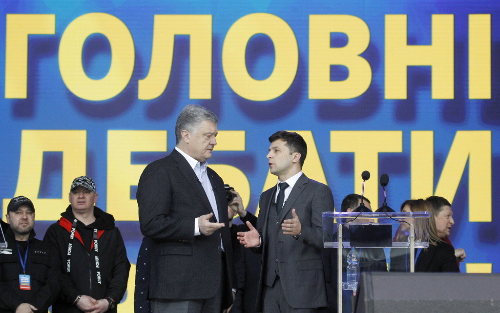 Poroschenko (links) und Selenski während ihrer Debatte im Kiewer Stadion