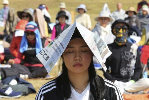 Bei der heutigen Weltfriedens-Meditation in Südkorea nahe der demilitarisierten Zone von Panmunjom betet eine junge Buddhistin für Frieden und Denuklearisierung auf der koreanischen Halbinsel. (Keystone/AP, Ahn Young-Joon)
