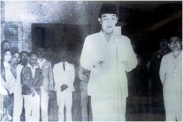 Sukarno verliest die Unabhängigkeitserklärung