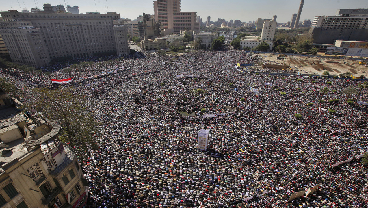2011: In Ägypten beginnt die Revolution. Hunderttausende demonstrieren auf dem Kairoer Tahrir-Platz und im ganzen Land am "Tag des Zorns" gegen die immer korruptere Herrschaft von Staatspräsident Mubarak, der seit dem 14. Oktober 1981 autokratisch regiert. Mubarak tritt nach 18-tägigen gewaltsamen Protesten, die 850 Tote fordern, am 11. Feburar 2011 zurück. Das Parlament wird augelöst, die Verfassung ausser Kraft gesetzt. (Foto: Keystone/AP/Ben Curtis)