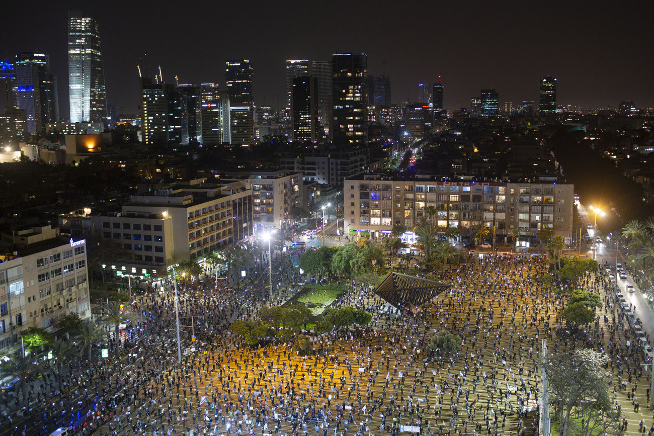 Demonstration  vom Sonntag auf dem Rabin-Platz in Tel Aviv (Foto: Keystone/AP/Oded Balilty)