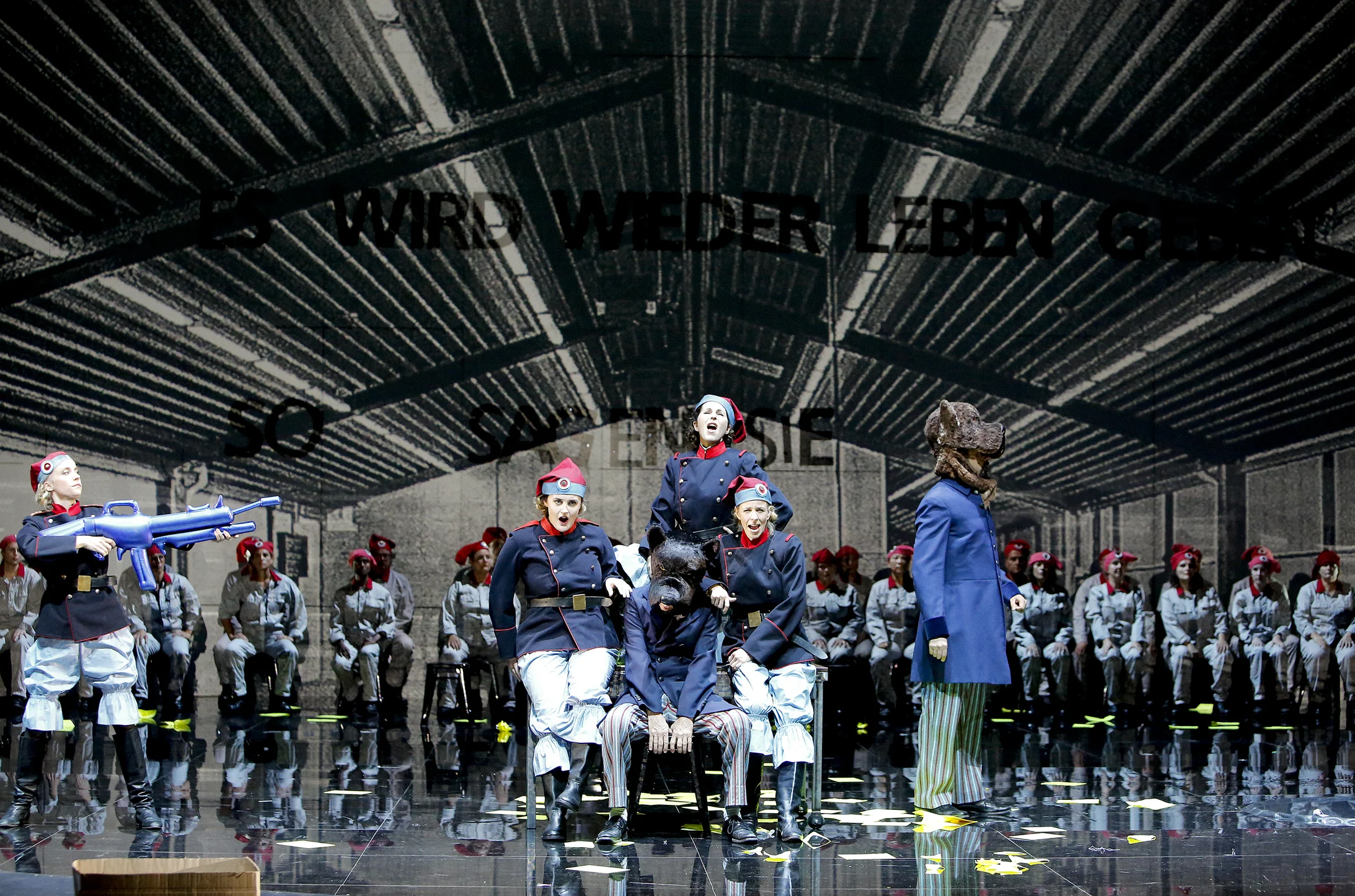 Kristina Stanek, Sarah Brady, Karl-Heinz Brandt, Sara Hershkowitz, Cathrin Lange, Alin Anca, Chor und Kammerchor des Theater Basel (Foto: ©Birgit Hupfeld)