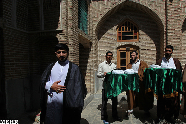 Absolventen der theologischen Schule Marvi in Teheran bekommen den Turban. Damit werden sie zu Mullahs ernannt und sind befugt, zu predigen.