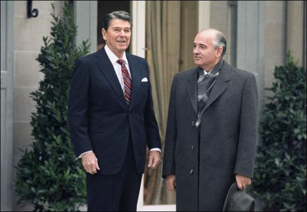 Der amerikanische Präsident Ronald Reagan und der sowjetische Parteichef Michail Gorbatschow diskutieren über Rüstungsfragen, Afghanistan und die Menschenrechte. 3'000 Journalisten verfolgen die Zusammenkunft. Hauptthema ist das amerikanische Weltraumprojekt SDI (auch „Star Wars“ genannt), ein Abwehrschirm, mit dem sowjetische Interkontinentalraketen bereits im Anflug zerstört werden sollen. Konkrete Ergebnisse bringt das Treffen nicht, doch es ist der Anfang einer klimatischen Wende in den Ost-West-Bezieh…