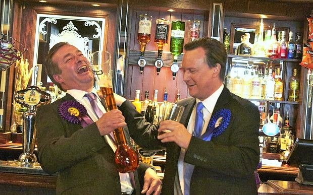 Nichts zu lachen: Ein Bild aus besseren Tagen. Ukip-Führer Nigel Farage (links) verliert seinen Sitz im Unterhaus. 