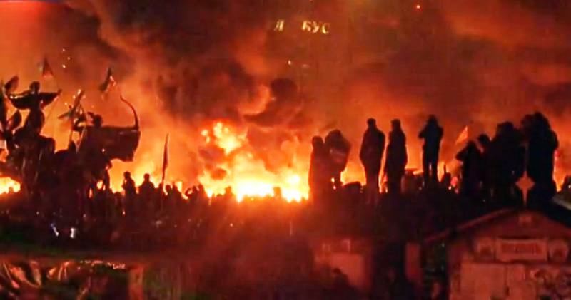 18. Februar 2014: Beginn der Revolution in der Ukraine: In Kiew stürmt die Polizei den von Demonstranten besetzten Maidan, den „Platz der Unabhängigkeit“ im Zentrum der Stadt. Schüsse fallen, Molotwcocktails werden gezündet. Das Protestcamp geht in Flammen auf. Das Gewerkschaftshaus brennt. 20‘000 Aktivisten stehen 3‘000 Ordnungskräften gegenüber. Teilnehmer sprechen von einer "eigentlichen Schlacht". Die Demonstranten fordern der Sturz der ihrer Ansicht nach korrupten Machthaber. 20 Aktivisten und fünf Po…