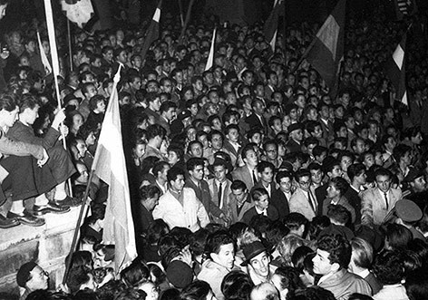 1956: Beginn des Aufstandes in Ungarn: Er beginnt mit einer friedlichen Grossdemonstration, zu der Studenten und Studentinnen aufgerufen hatten. 200'000 Menschen versammeln sich am 23. Oktober und protestieren gegen die Regierung und die kommunistische Partei (Bild). Da die Menge in den folgenden Tagen wächst, lässt die Regierung auf die Demonstranten schiessen. Die Einparteien-Diktatur wird durch eine Regierung unter der Leitung von Imre Nagy abgelöst. Am 1. November marschieren fünf Divisionen der Sowjet…