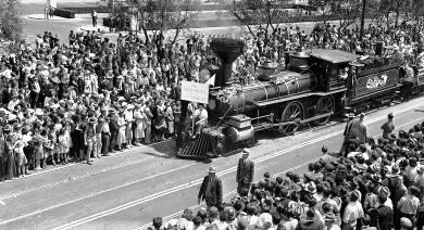 1939: Eröffnung der Union Station in Los Angeles: Das Bild zeigt einen historischen Union Pacific Train während der Eröffnungsfeierlichkeiten. Der Bahnhof im spanischen Kolonial- und späten Art Déco-Stil wird täglich von 20'000 Reisenden benutzt. 