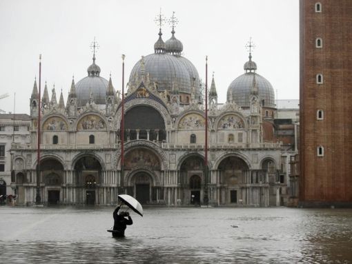 Venedig steht im Wasser wie nie seit 53 Jahren. Sturmböen und Windgeschwindigkeiten von bis zu 100 km/h spülten Boote und Gondeln auf die Quais. Im Innern der Markuskirche steht das Wasser einen Meter hoch. Die Schäden, auch an Kunstwerken, belaufen sich nach Angaben des Bürgermeisters auf mehrere hundert Millionen Franken. 