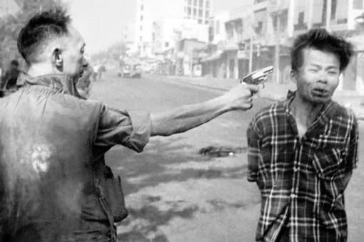 Der Polizeichef von Saigon, Nguyễn Ngọc LoanNguyen, tötet vor Journalisten den 34-jährigen Vietcong Nguyễn Văn Lém mit einem Kopfschuss. Das Foto, das AP-Fotograf Eddie Adams von der Erschiessung schiesst, erlangt schreckliche Berühmtheit und heizt die Anti-Vietnam-Demonstrationen an. Das Bild wird 1968 zum Pressefoto des Jahres gewählt; Adams erhält dafür 1969 den Pulitzer-Preis. Nach der Eroberung Saigons durch die nordvietnamesische Armee flüchtet Nguyễn Ngọc Loan in die USA, wo er in Virginia eine Pizz…