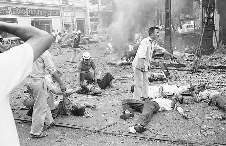 Saigon 1965: Vor der amerikanischen Botschaften explodierten mehrere Bomben. (Foto: AP/Horst Faas)
