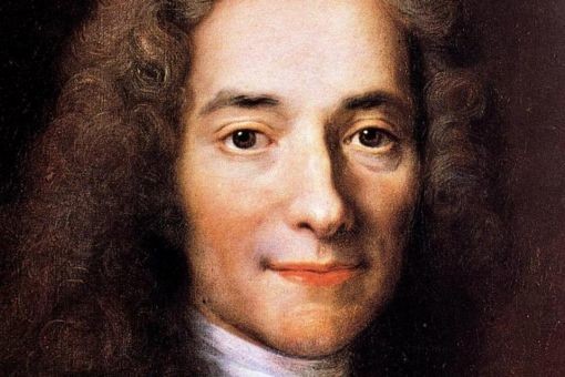 Voltaire wird als François Marie Arouet geboren. Mit 24 Jahren nimmt er den Namen "Voltaire" (ohne Vornamen) an. Er gehört zu den einflussreichsten Philosophen der euroäischen Aufklärung. Voltaire ist ständig auf der Flucht vor der Obrigkeit. Um schnell in Genf Zuflucht finden zu können, erwirbt er - nahe von Genf - im französischen Grenzdorf Ferney ein Schlösschen, wo er sich oft aufhält. Heute heisst Ferney "Ferney-Voltaire". Auch in Genf selbst kauft er ein Haus (Les Délices). Voltaire stirbt 1778 in Pa…
